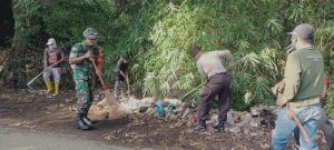 Sinergi Bhabinkamtibmas, Babinsa, dan Warga Wujudkan Desa Bersih di Seteluk Tengah
