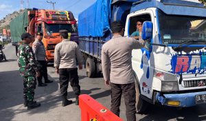 Personel KPL Poto Tano Laksanakan Pemeriksaan Kendaraan Di Kawasan Pelabuhan