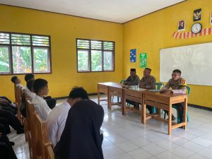 Bhabinkamtibmas Mataiyang Gelar Sosialisasi di SMP Satap, Bangkitkan Semangat Pelajar Jadi Anggota Polri