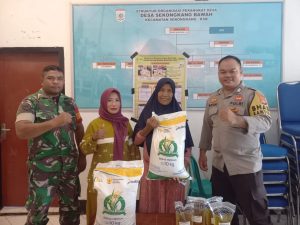 Bhabinkamtibmas dan Babinsa Dampingi Distribusi Bantuan Pangan di Desa Sekongkang Bawah Bhabinkamtibmas dan Babinsa Dampingi Distribusi Bantuan Pangan di Desa Sekongkang Bawah