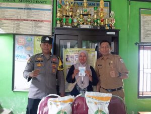 Bhabinkamtibmas Sampir Dampingi Pendistribusian Bantuan Pangan Bhabinkamtibmas Sampir Dampingi Pendistribusian Bantuan Pangan