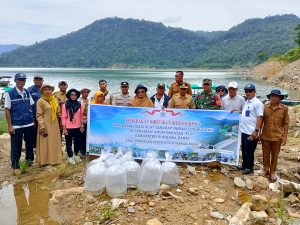 Bhabinkamtibmas Desa Bangkat Monteh Dampingi Pelepasan 100 Ribu Bibit Ikan di Bendungan Bintang Bano Bhabinkamtibmas Desa Bangkat Monteh Dampingi Pelepasan 100 Ribu Bibit Ikan di Bendungan Bintang Bano