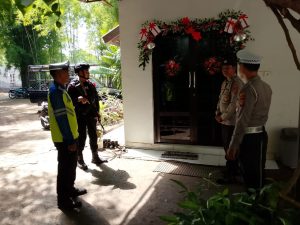 Polsek Maluk Monitoring dan Amankan Ibadah Jemaat Nasrani Katholik