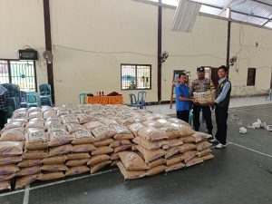 Bhabinkamtibmas Dampingi Penyaluran Benih Padi di Desa Binaan