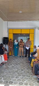 Bhabinkamtibmas Desa Sekongkang Bawah Dampingi Pembagian Kartu KSB Maju Bhabinkamtibmas Desa Sekongkang Bawah Dampingi Pembagian Kartu KSB Maju