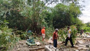 Bhabinkamtibmas Kelurahan Menala, Gotong Royong Bersama Warga di TPU