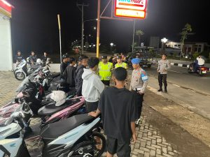 Polres Sumbawa Barat Ajak Pemuda Jaga Keamanan Lingkungan, Tidak Nongkrong Hingga Larut Malam Polres Sumbawa Barat Ajak Pemuda Jaga Keamanan Lingkungan, Tidak Nongkrong Hingga Larut Malam