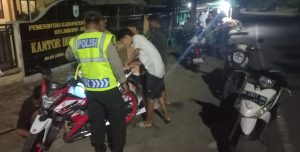 Patroli Dialogis Polsek Jereweh Imbau Warga Jaga Kondusifitas dan Waspadai Cuaca Ekstrem