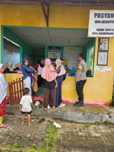 Bhabinkamtibmas Sekongkang Atas Pantau Kegiatan Posyandu Bina Sejahtera