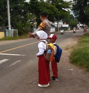 Bhabinkamtibmas Goa Laksanakan Giat Rawan Pagi di Depan SD Negeri 1 Goa