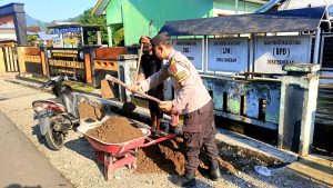Bhabinkamtibmas Tamekan Bersama Warga Gotong Royong Bersihkan Saluran Air