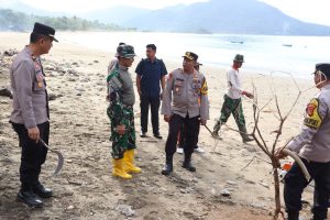 Polres Sumbawa Barat Bersinergi Bersihkan wilayah Pesisir Pantai