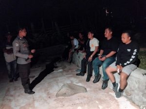 Bhabinkamtibmas Ajak Warga Labuhan Kertasari Aktifkan Kembali Siskamling di Kawasan Wisata