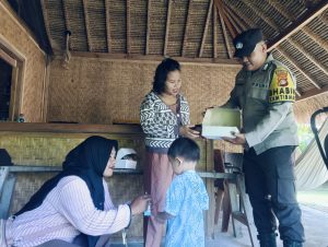 Bhabinkamtibmas Sekongkang Bawah Dampingi Penyaluran Makanan Bergizi Gratis untuk Balita dan Ibu hamil