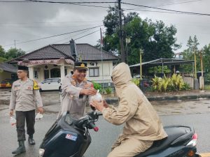 Polsek Jereweh Berbagi Berkah, Ratusan Takjil Gratis Dibagikan Jelang Buka Puasa Ramadhan 1447 H