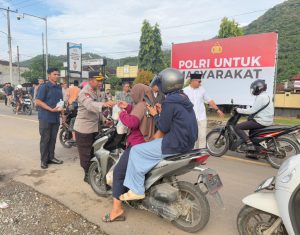 Sambut Waktu Berbuka, Polres Sumbawa Barat Sapa Masyarakat dan Berbagi Takjil