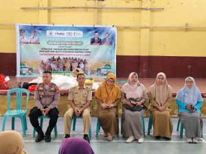 Jelang Hari Raya, Ratusan Warga di Dampingi Polsek Sekongkang Serbu Gerakan Pangan Murah