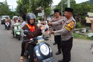 Kapolres dan Bhayangkari KSB Bagikan Takjil Kepada Pengguna Jalan