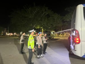 Patroli Dialogis Malam Hari, Polsek Taliwang Jaga Kondusivitas Pasca Idul Fitri