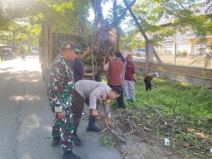 Dukung STBM, Berbagai Pihak Lakukan Gotong Royong Di Kantor Kecamatan Sekongkang 