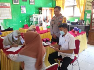 Bhabinkamtibmas Meraran Dampingi Screening Kesehatan Siswa, Wujud Sinergi Cegah Penyakit Tidak Menular