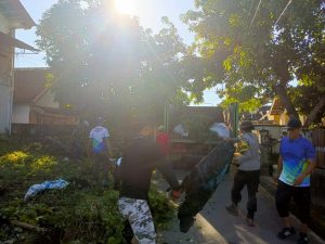 Gotong Royong Warga Bugis, Sinergi Polisi dan Pemerintah Wujudkan Lingkungan Bersih dan Asri