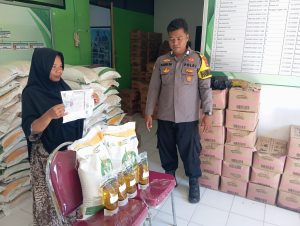 Bhabinkamtibmas Sampir Dampingi Penyaluran Bantuan Pangan di Kelurahan Sampir, 597 Warga Terima Manfaat Bhabinkamtibmas Sampir Dampingi Penyaluran Bantuan Pangan di Kelurahan Sampir, 597 Warga Terima Manfaat