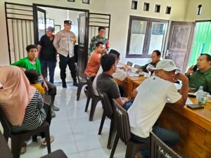 Bhabinkamtibmas Arab Kenangan Dampingi Penyaluran Buku Rekening dan Kartu KSB Maju Bhabinkamtibmas Arab Kenangan Dampingi Penyaluran Buku Rekening dan Kartu KSB Maju