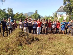 Aksi Jumat Bersih di TPU Ai Ngero, Sinergi Polisi dan Warga Taliwang Jaga Lingkungan Tetap Asri