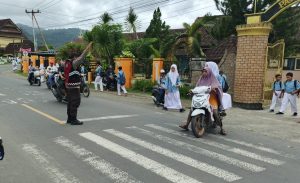 Polisi Humanis Hadir di Sekolah, Polsek Seteluk Jaga Keamanan dan Ketertiban Pagi Hari Polisi Humanis Hadir di Sekolah, Polsek Seteluk Jaga Keamanan dan Ketertiban Pagi Hari