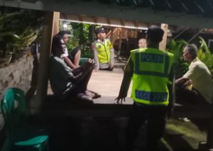 Patroli Dialogis Polsek Seteluk, Warga Dihimbau Waspada dan Jaga Lingkungan Patroli Dialogis Polsek Seteluk, Warga Dihimbau Waspada dan Jaga Lingkungan