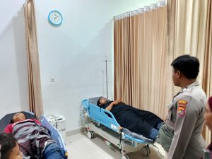 Gerak Cepat Bhabinkamtibmas dan Warga Evakuasi Korban Laka Lantas Out of Control di Jalan Mantar