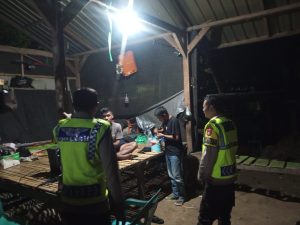 Patroli Dialogis Polsubsektor Brang Ene, Polisi Ajak Remaja Bijak Bermedsos dan Jaga Kamtibmas