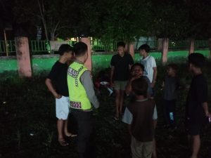 Patroli Dialogis Malam Hari, Polsek Brang Rea Ajak Pemuda Jauhi Narkoba dan Jaga Kamtibmas