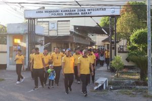 Semarak Hari Bhayangkara ke-80, Polres Sumbawa Barat Gelar Olahraga Bersama Pererat Soliditas Personel Semarak Hari Bhayangkara ke-80, Polres Sumbawa Barat Gelar Olahraga Bersama Pererat Soliditas Personel