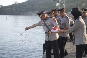 Polres Sumbawa Barat Gelar Upacara Tabur Bunga di Labuan Lalar Peringati Hari Bhayangkara Ke-80 Polres Sumbawa Barat Gelar Upacara Tabur Bunga di Labuan Lalar Peringati Hari Bhayangkara Ke-80