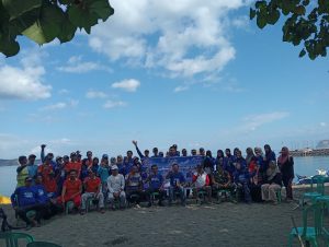 Sambut HUT ke-25, Demokrat KSB Ajak Warga Jaga Lingkungan Lewat Aksi Clean Up Day di Pantai Labuhan Lalar