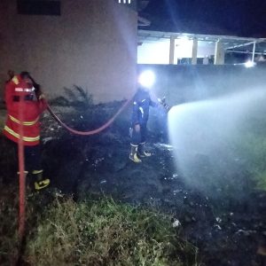Pembakaran Sampah Picu Kebakaran Lahan Kosong di Belakang Yamaha KSB